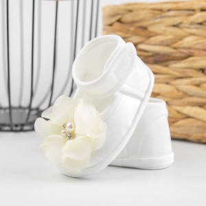 Buciki do chrztu dla dziewczynki zapinane na rzepy z kwiatkiem ecru