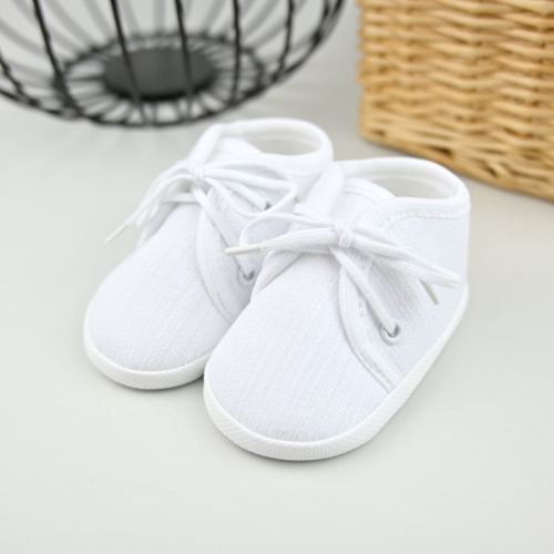 Białe buciki do chrztu dla chłopca 