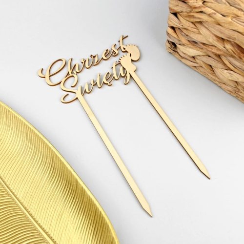 Drewniany cake topper z motywem dziecięcych stópek 