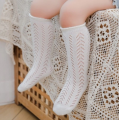 Białe podkolanówki ażurowe do chrztu na roczek - Bawełniane