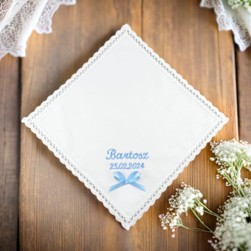 Biała szatka do chrztu z wyhaftowanym imieniem i datą chrztu -KOLORY-